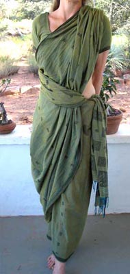 Saree draping in tamil/புடவை கட்டுவது எப்படி/saree pleating in tamil -  YouTube